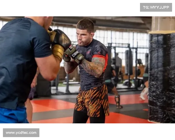 综合格斗中量级新星里贝罗战术训练全程解析与技巧突破 综合格斗中量级新星里贝罗战术训练全程解析与技巧突破